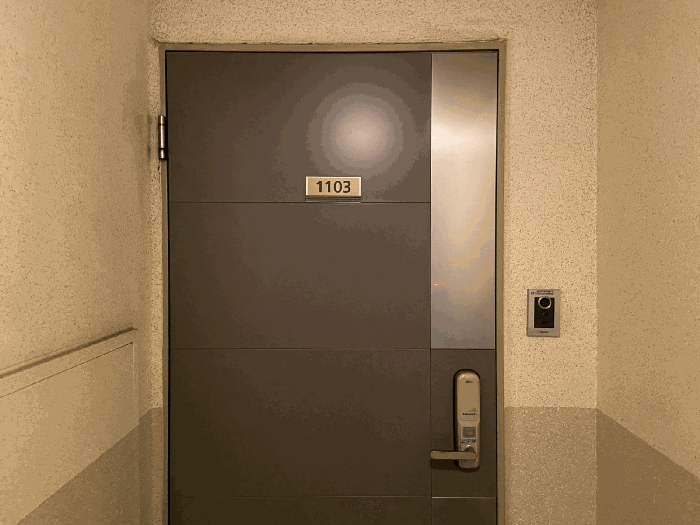 본건 현관문 전경