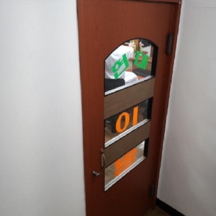 지층 이발소 출입문