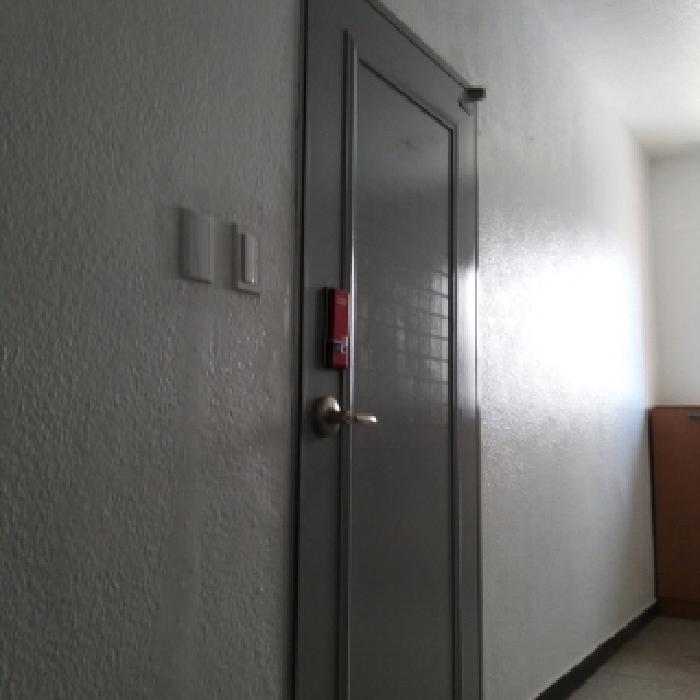 3층 주택 출입문