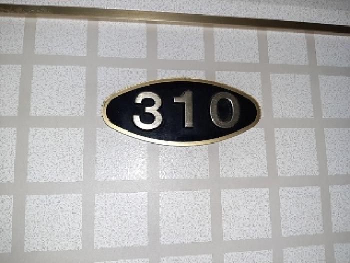 310호 출입문