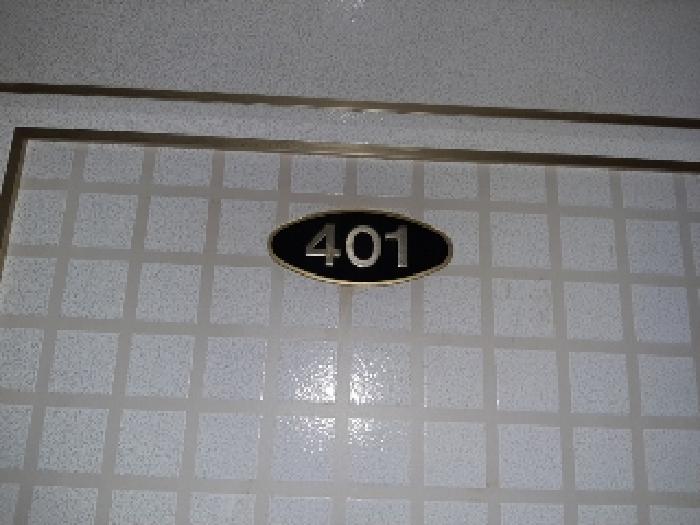 401호 출입문