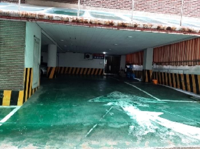 건물후문 주차장