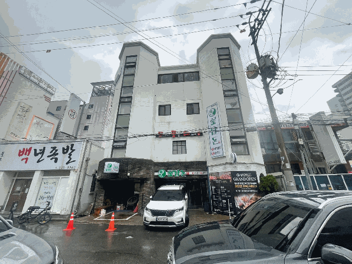 본건 기호 1),2) 및 제시외 건물 ㄱ),ㄴ) 전경