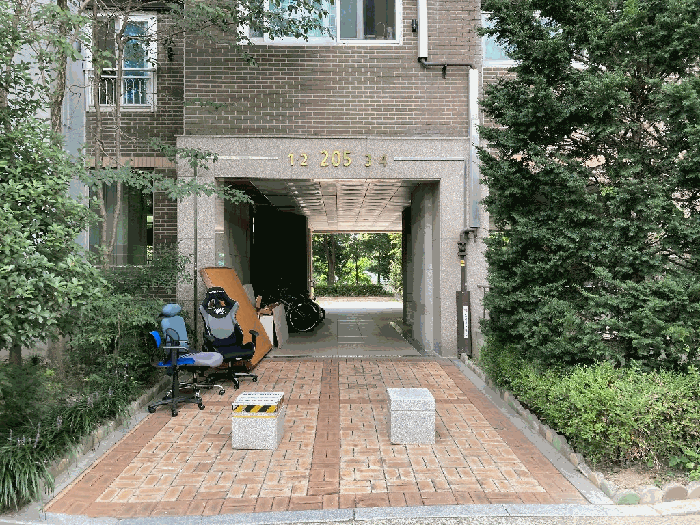 본건 전경(공동현관 출입문)