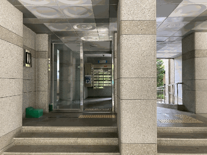 본건 전경(공동현관 출입문)