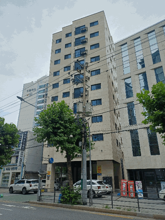 본건 소재 건물 남서측 전경