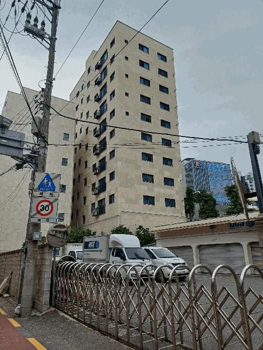 본건 소재 건물 동측 전경