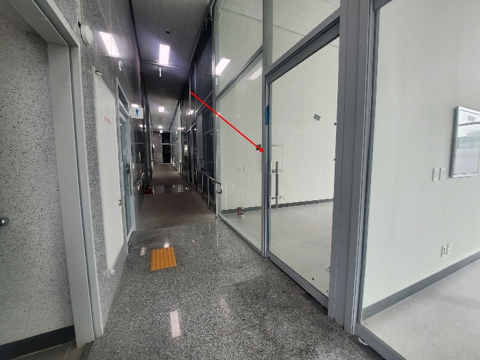 본건전경(건물내 복도에서)