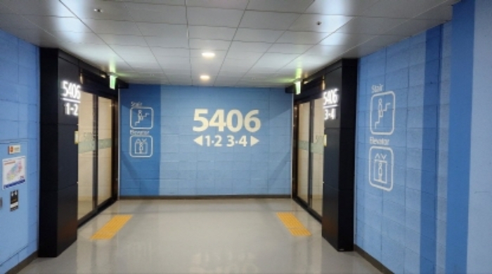 지하주차장 출입현관