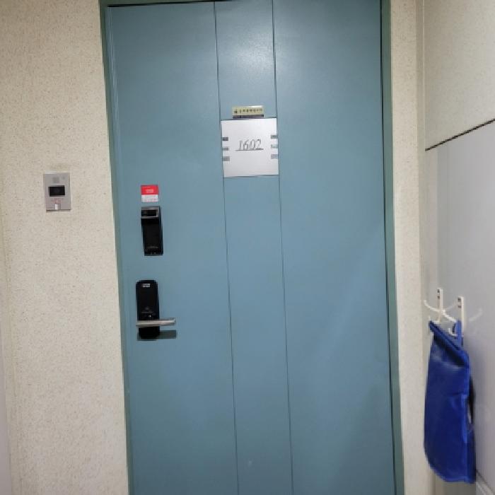 전유부분 출입구 전경(안내문 부착)