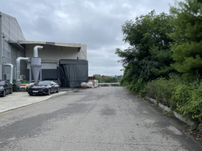 목록1 토지 및 목록5 건물과 목록4 토지상에 소재하는 제시외 천막조 시설물 전경