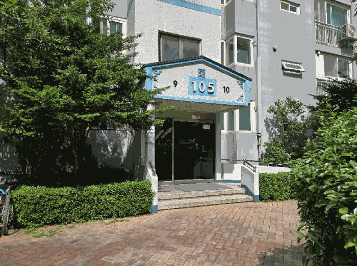 105동 건물 출입구