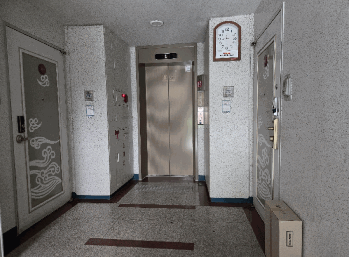 1층 승강기 입구