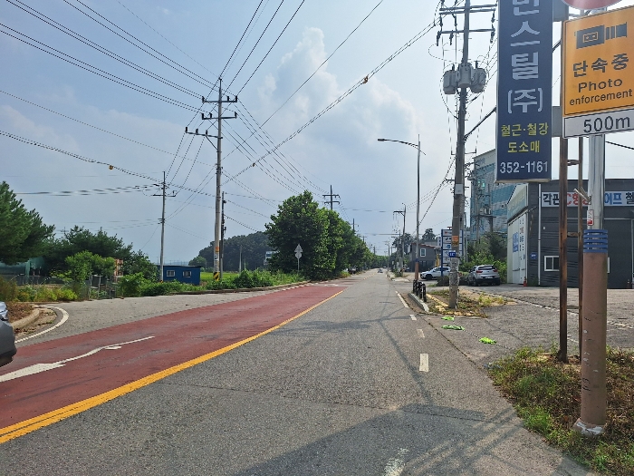 [본건 동측 접면도로(북측에서 촬영)]