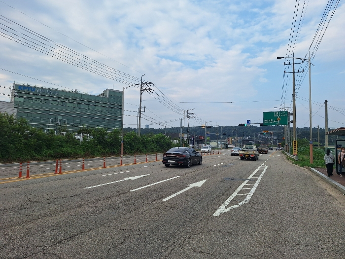 [비교표준지(좌측 건물부지) 및 접면도로]