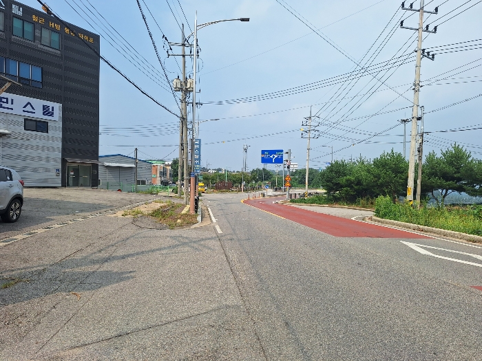 [본건 동측 접면도로(남측에서 촬영)]