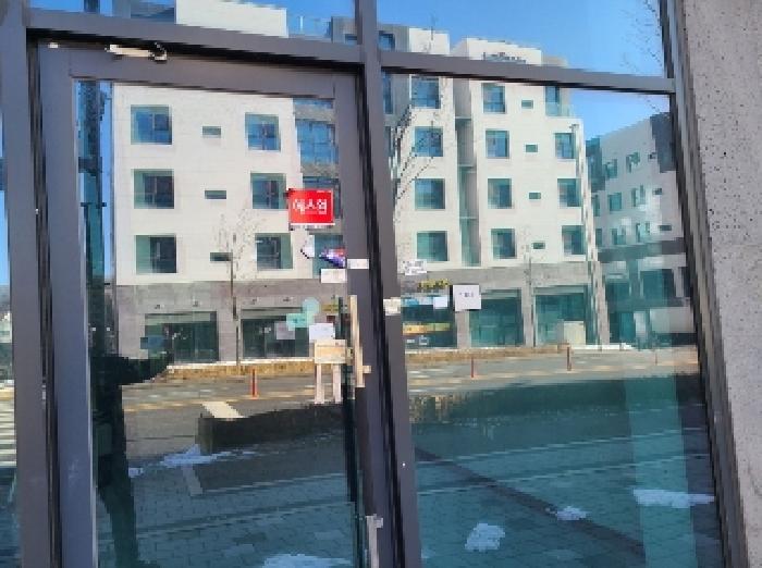 103호 출입문(건물 외부)