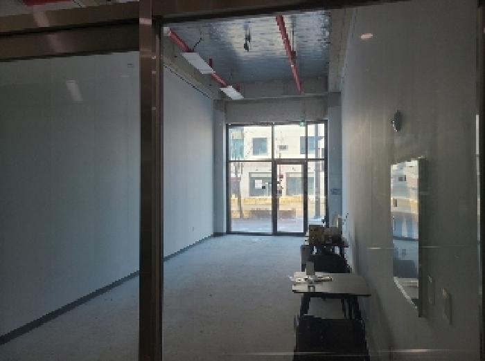 103호 출입문(상가 내부)