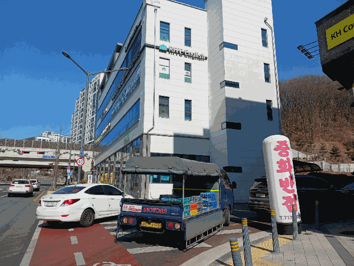 본건 건물 측면 및 주위환경.