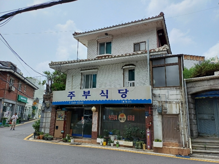 본건 동측 전경