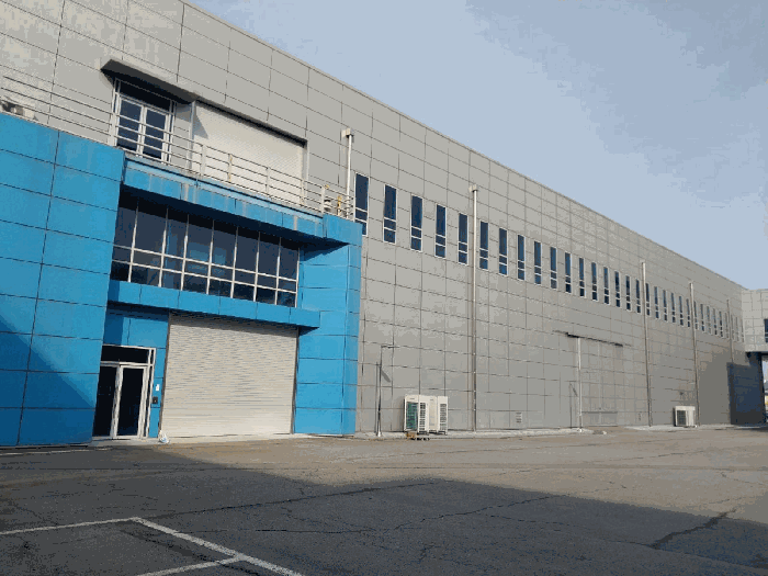 본건 서측에서 본 사무동 입구