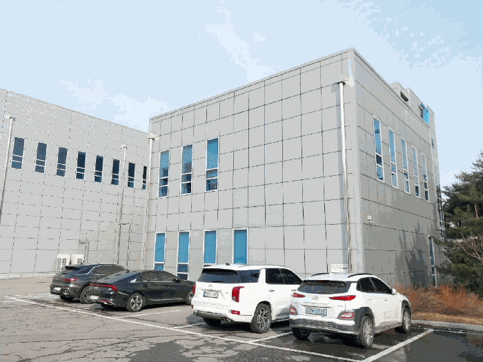 본건 남서측에서 본 사무동