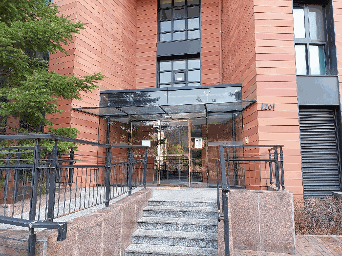 주 출입문 전경