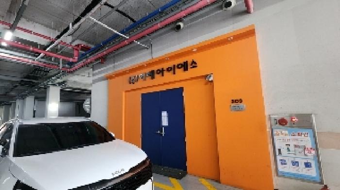 세대 앞 전경 (2층 건물 외부 주차장 앞에 소재함)