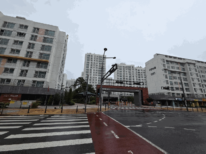 본건 아파트 단지 정문