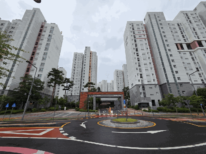 본건 아파트 단지 후문