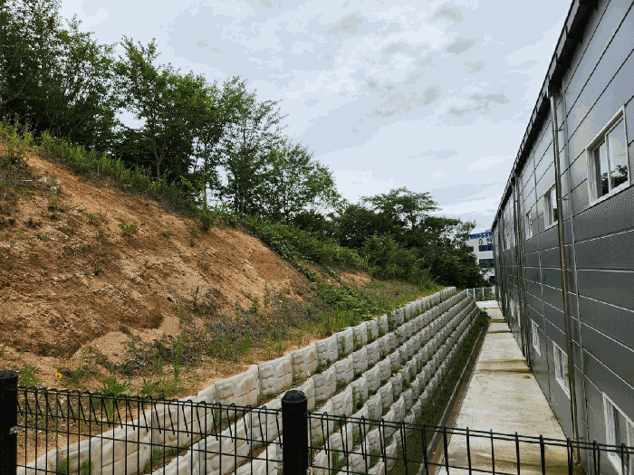 【기호(1) 북측부분의 사면,축대】