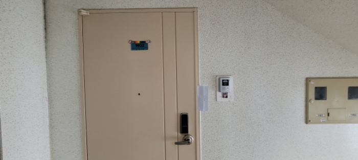 전유세대 출입문(현황조사 안내문 부착)