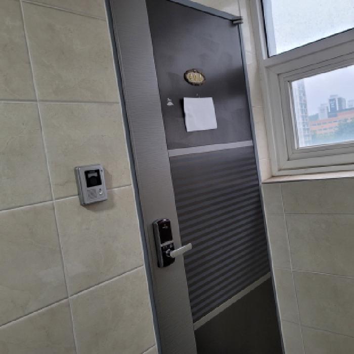 본건 4층(405호) 출입구 전경(안내문 부착)