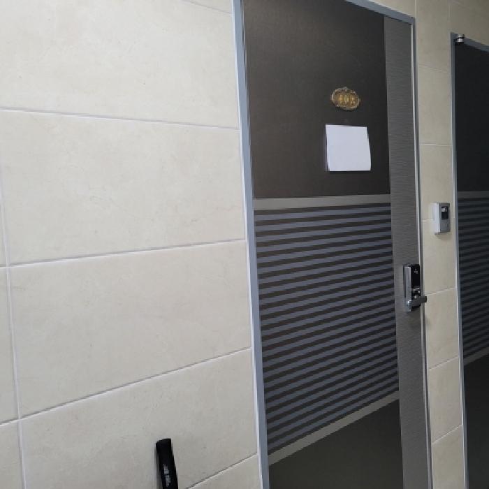 본건 4층(402호) 출입구 전경(안내문 부착)