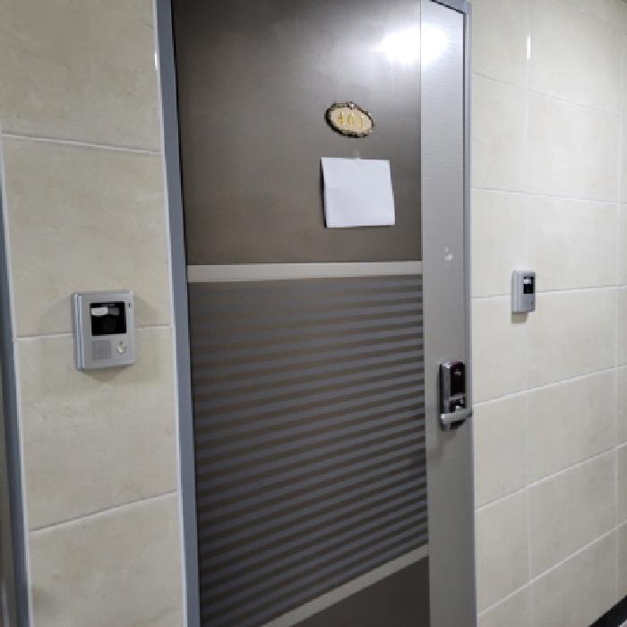 본건 4층(401호) 출입구 전경(안내문 부착)