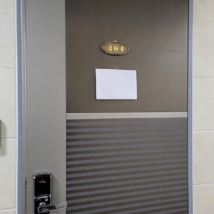 본건 4층(404호) 출입구 전경(안내문 부착)