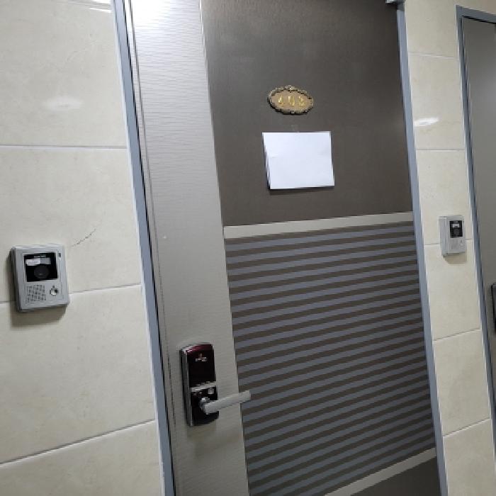 본건 4층(403호) 출입구 전경(안내문 부착)