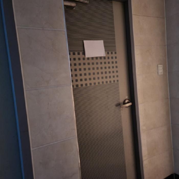 본건 건물 지하 출입구 전경(안내문 부착)