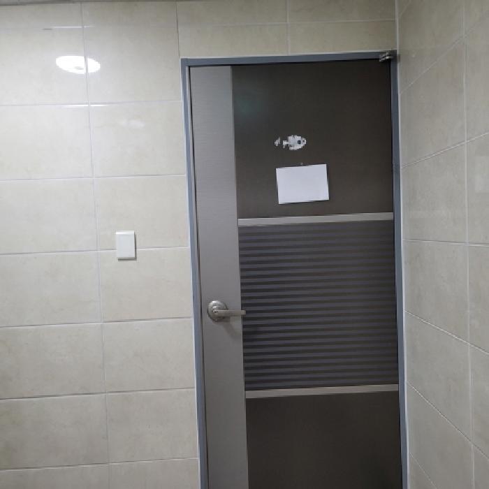 본건 건물 4층 출입구 전경(406호로 추정,안내문 부착)