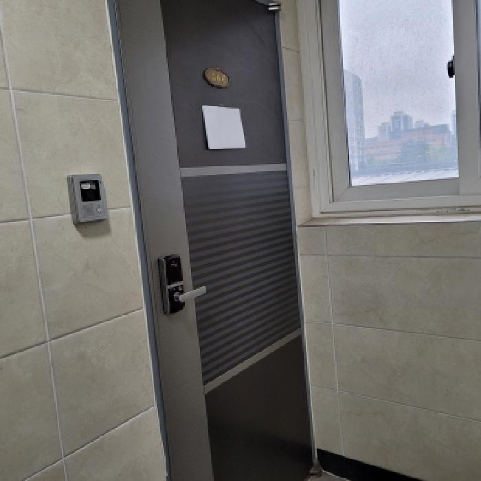 본건 건물(306호) 출입구 전경(안내문 부착)