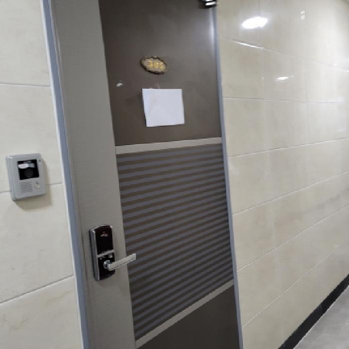 본건 건물(305호) 출입구 전경(안내문 부착)