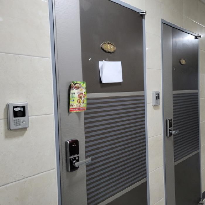 본건 건물(304호) 출입구 전경(안내문 부착)