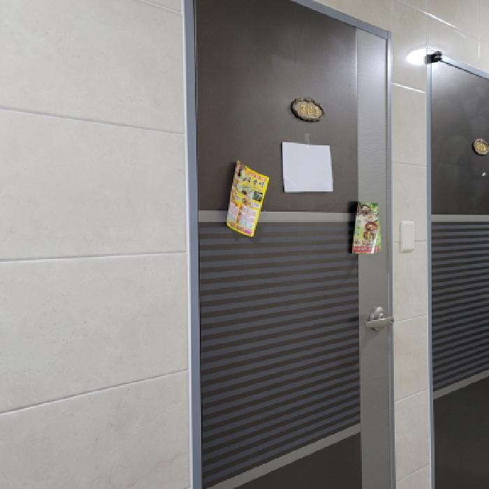 본건 건물(303호) 출입구 전경(안내문 부착)