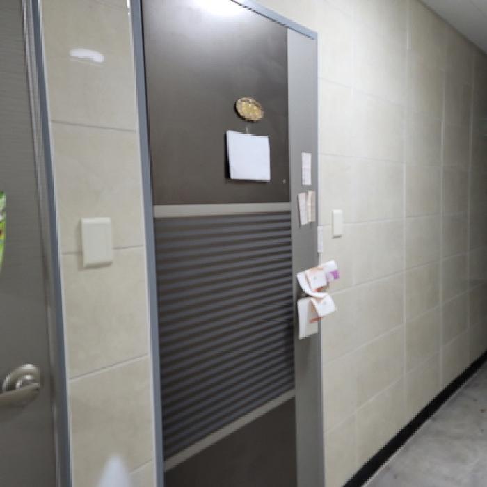 본건 건물(302호) 출입구 전경(안내문 부착)