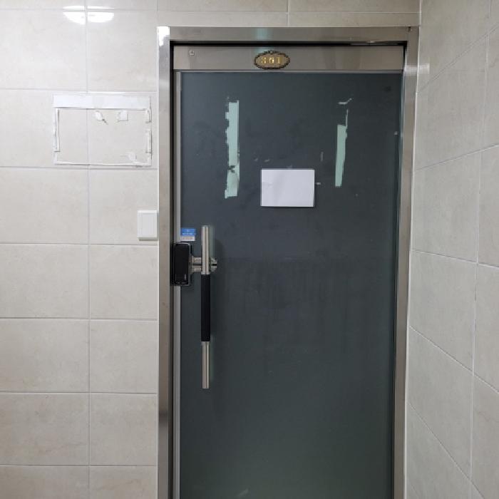 본건 건물(301호) 출입구 전경(안내문 부착)