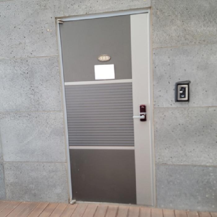 본건 건물(501호) 출입구 전경(안내문 부착)