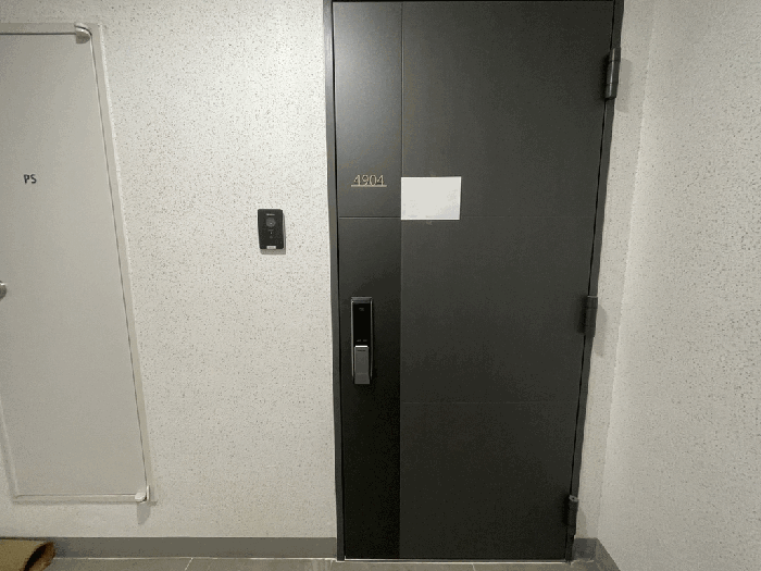 본건 현관출입문