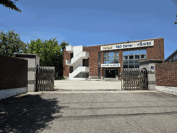 < 본 건 전경 - 남측에서 촬영 >‘><br /><img src=