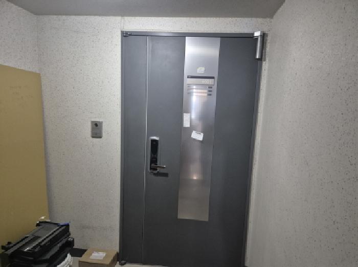 이건 부동산 현관문