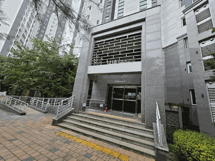 1층 출입구 전경